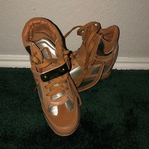 Size 9 NIB Wanted wedge tennis shoes